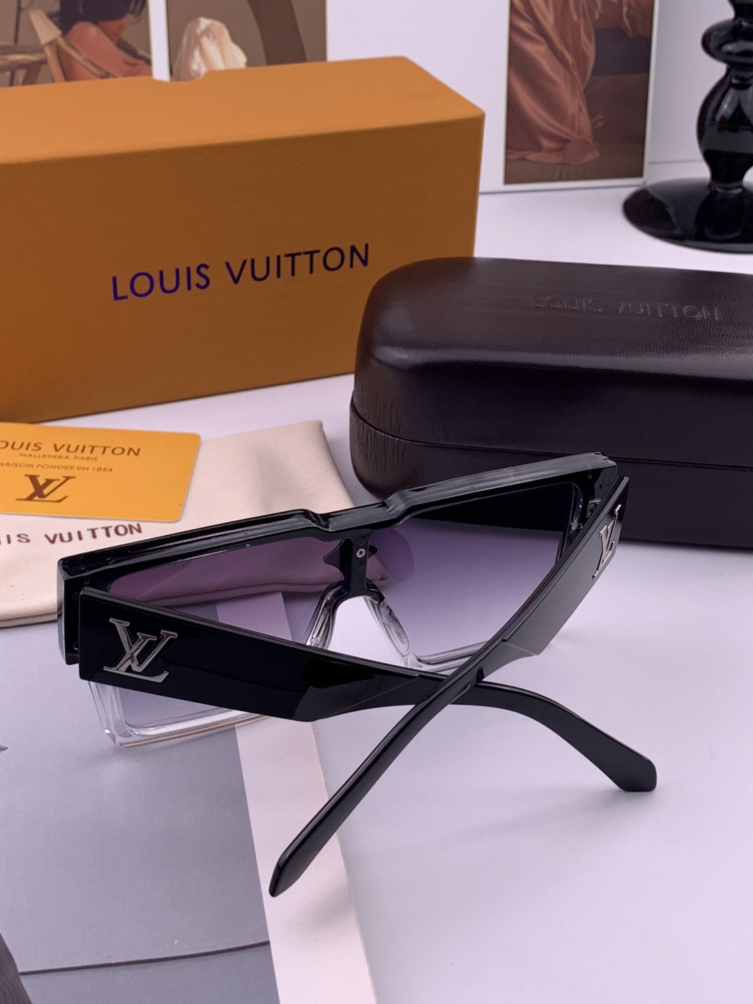 LV 新款女士方框太阳眼镜 开车墨镜 新款太阳镜 时尚大方 舒适轻盈 精致奢华 超轻 型号：L7600