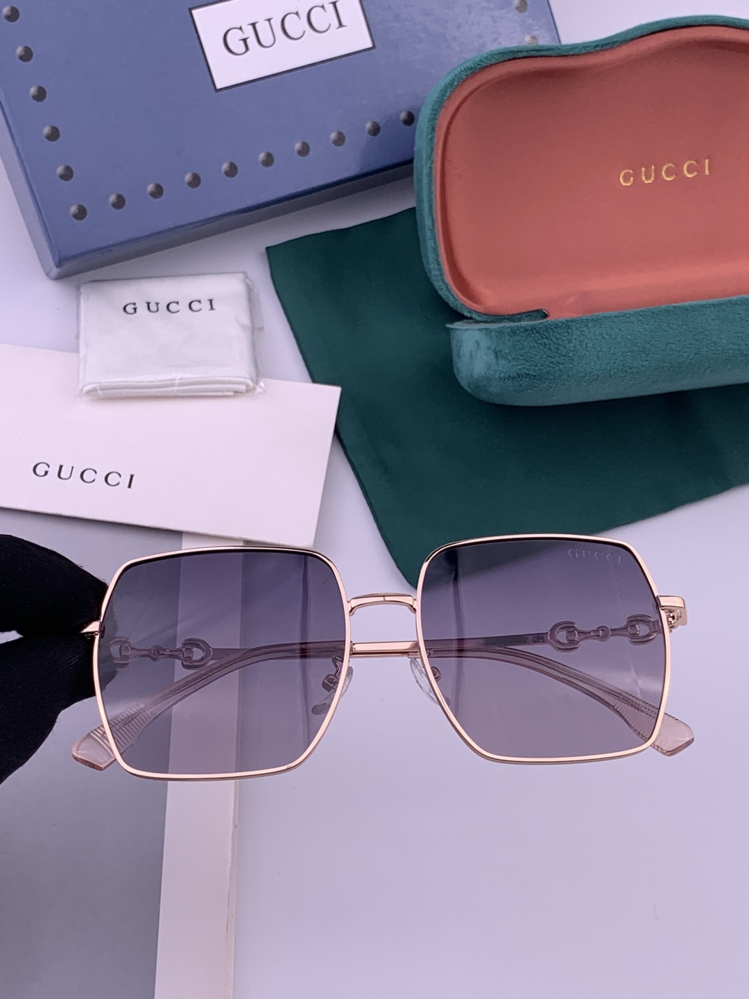 Gucci墨镜 新款 。 方框设计再优雅的同时还能在视觉上修饰脸型，敲显脸小，不挑脸型 复古的马衔扣配上