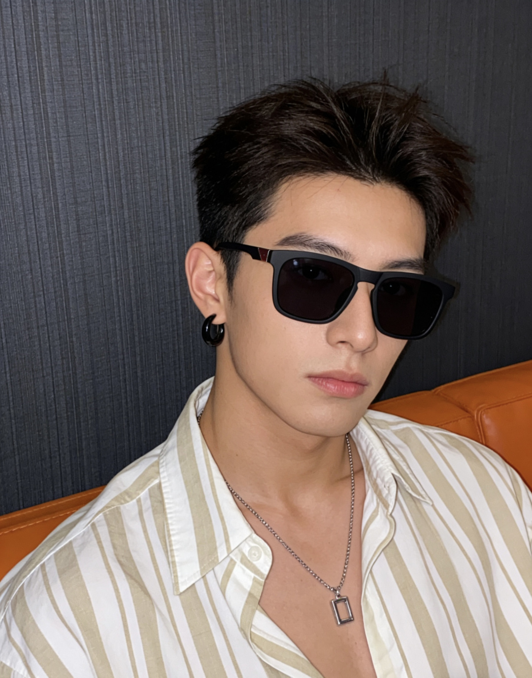 NO:770339,65 Prada square frame polarized sunglasses. The sunglasses have a classic square frame design, which does not matter the shape of your face. It looks very elegant whether paired with a coat or a dress. It prevents ultraviolet rays. Model model 5516 glasses, sunglasses, sunglasses, glasses, prada, skirts1986090965 普拉达 方框偏光太阳镜墨镜经典的方框设计,不挑脸型,无论搭配大衣还是连衣裙都非常显气质 预防紫外线 型号型号5516眼镜墨镜太阳镜,眼镜,prada,skirts,glasses