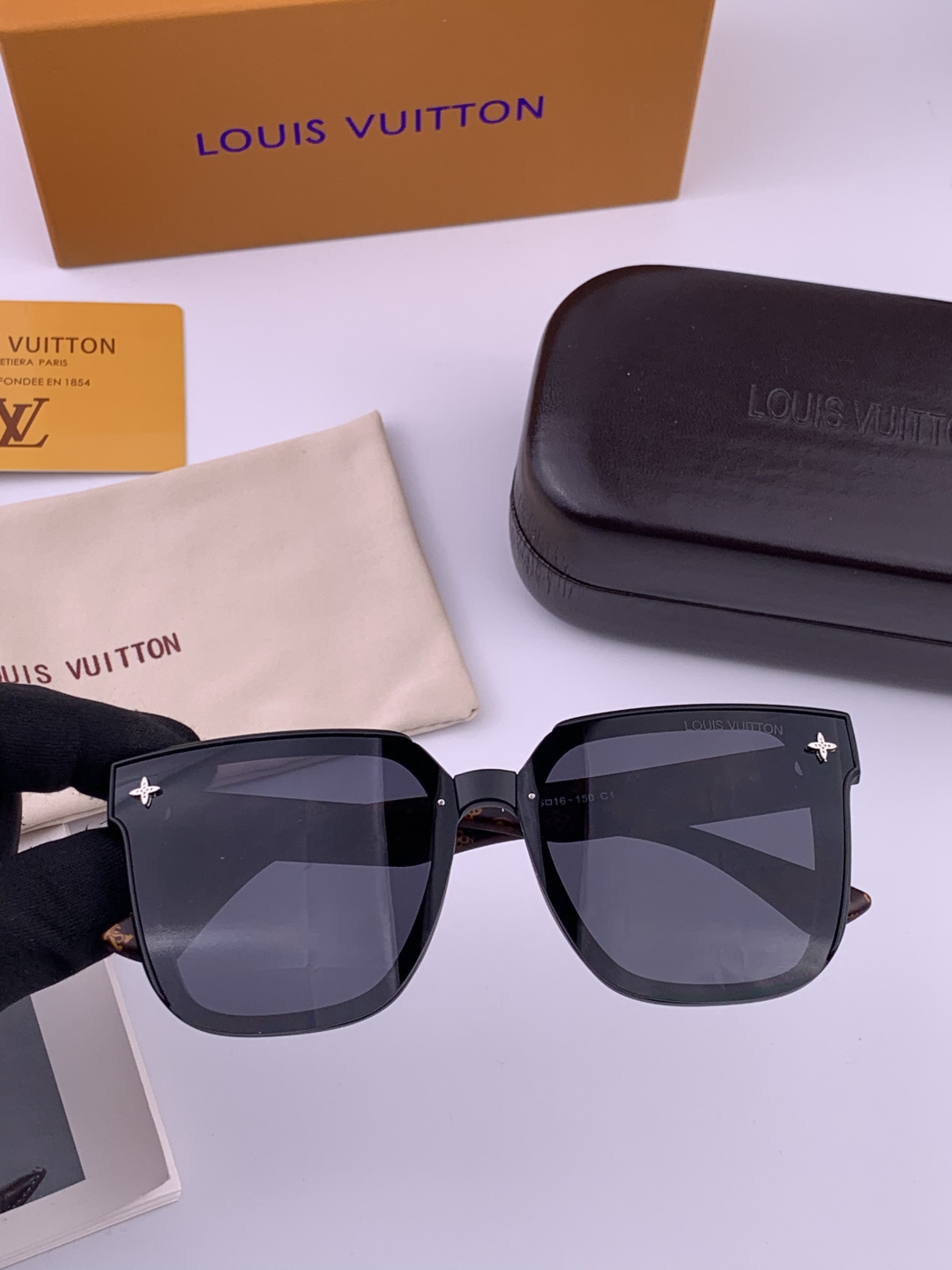 LV 新款女士方框太阳眼镜 开车墨镜 新款太阳镜 时尚大方 舒适轻盈 精致奢华 超轻 型号：L1132
