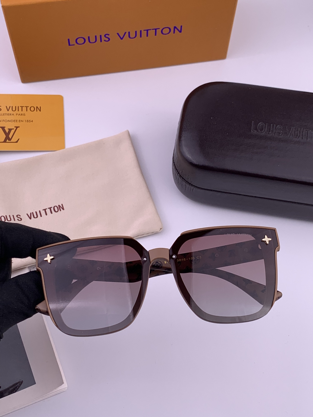 LV 新款女士方框太阳眼镜 开车墨镜 新款太阳镜 时尚大方 舒适轻盈 精致奢华 超轻 型号：L1132