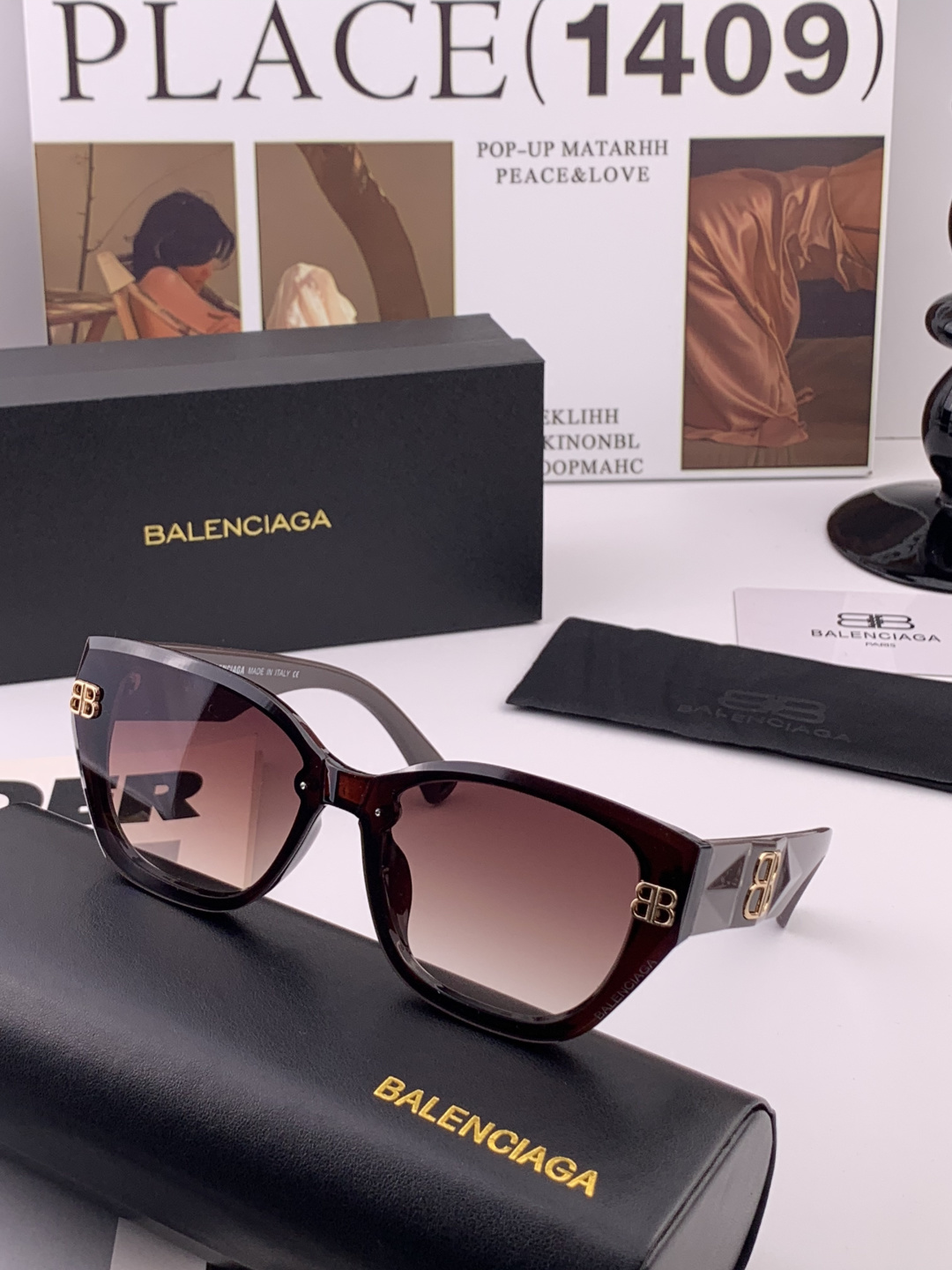 小红书超火。的一款墨镜BALENCIAGA巴黎世家 春夏新款太阳镜 镜腿金属双B字母logo设计让人一眼