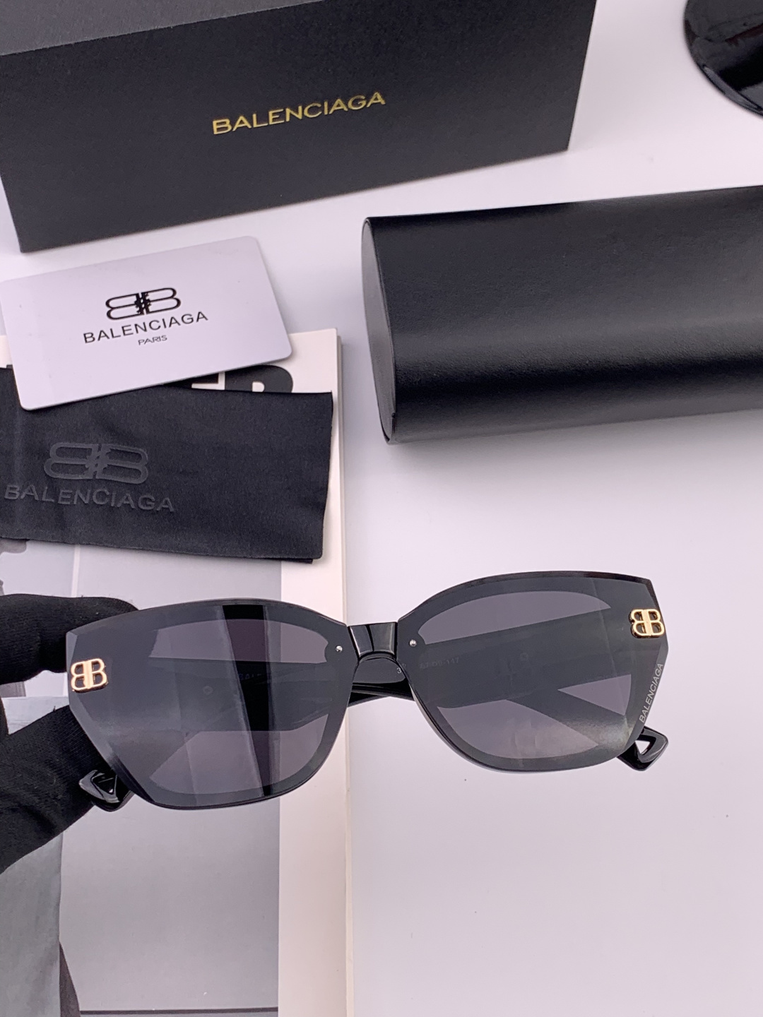 小红书超火。的一款墨镜BALENCIAGA巴黎世家 春夏新款太阳镜 镜腿金属双B字母logo设计让人一眼