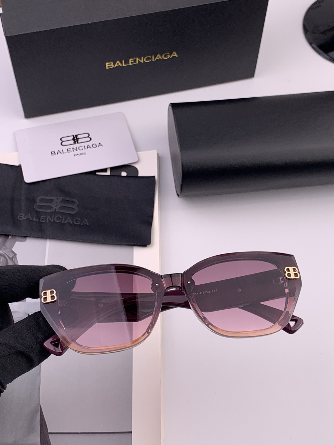 小红书超火。的一款墨镜BALENCIAGA巴黎世家 春夏新款太阳镜 镜腿金属双B字母logo设计让人一眼