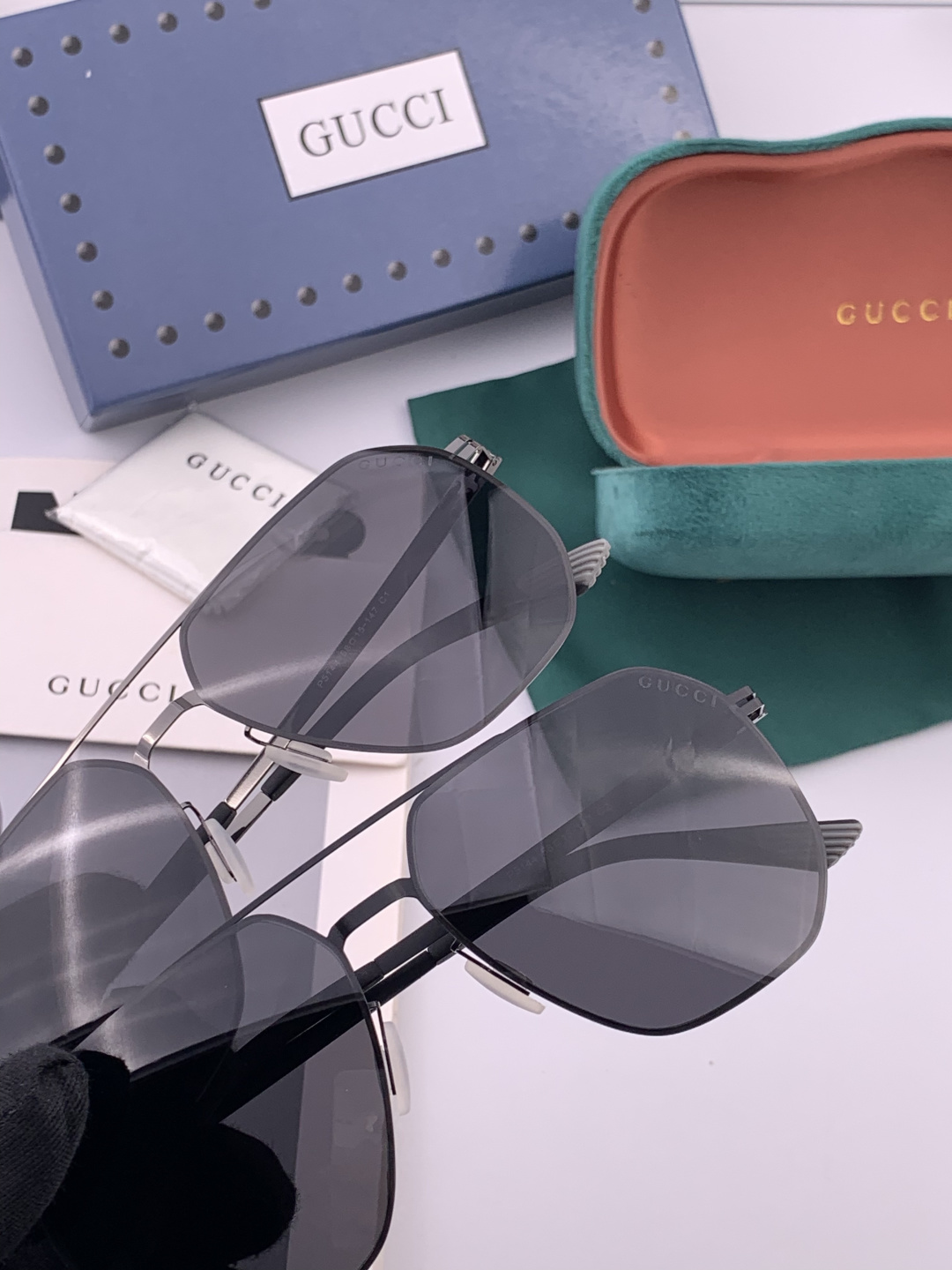 Gucci 春夏新款超轻无螺丝压不坏系列情侣款太阳镜高清尼龙镜片🦅完美品质，适合各种脸型，经典太阳镜亮相