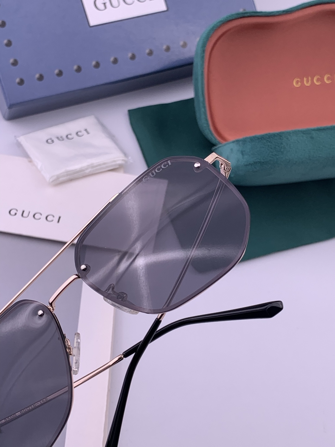 GUCCI 官网同步。 高品质男女款墨镜 👍 进口宝丽来偏光镜片 。蛤蟆镜 开车钓鱼都可 。型号：G03