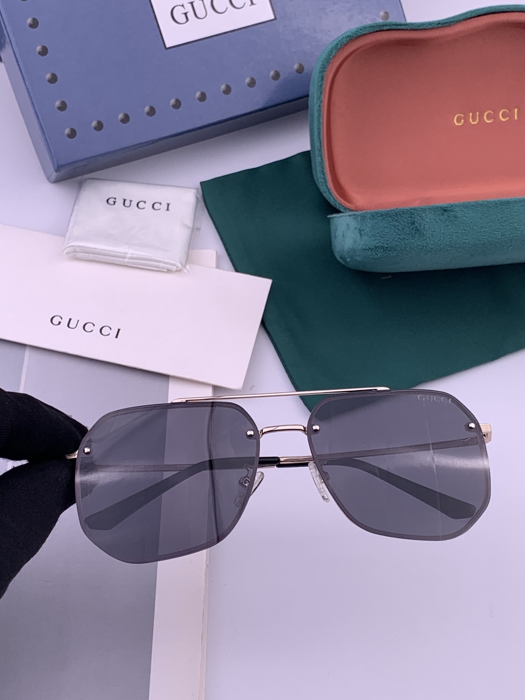 GUCCI 官网同步。 高品质男女款墨镜 👍 进口宝丽来偏光镜片 。蛤蟆镜 开车钓鱼都可 。型号：G03