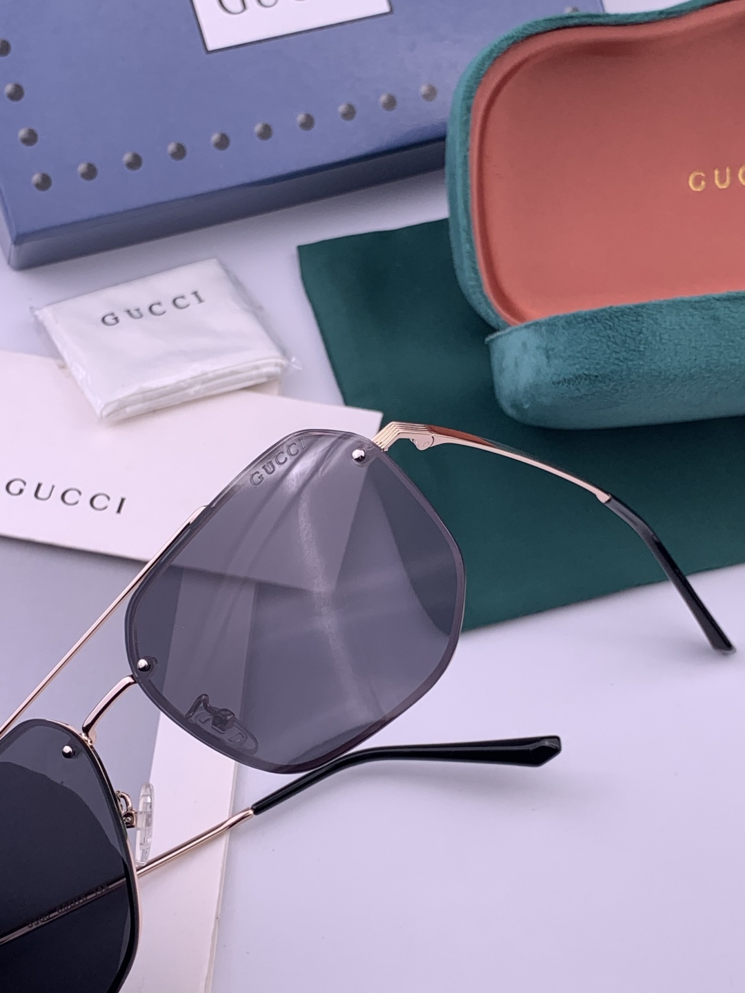 GUCCI 官网同步。 高品质男女款墨镜 👍 进口宝丽来偏光镜片 。蛤蟆镜 开车钓鱼都可 。型号：G03