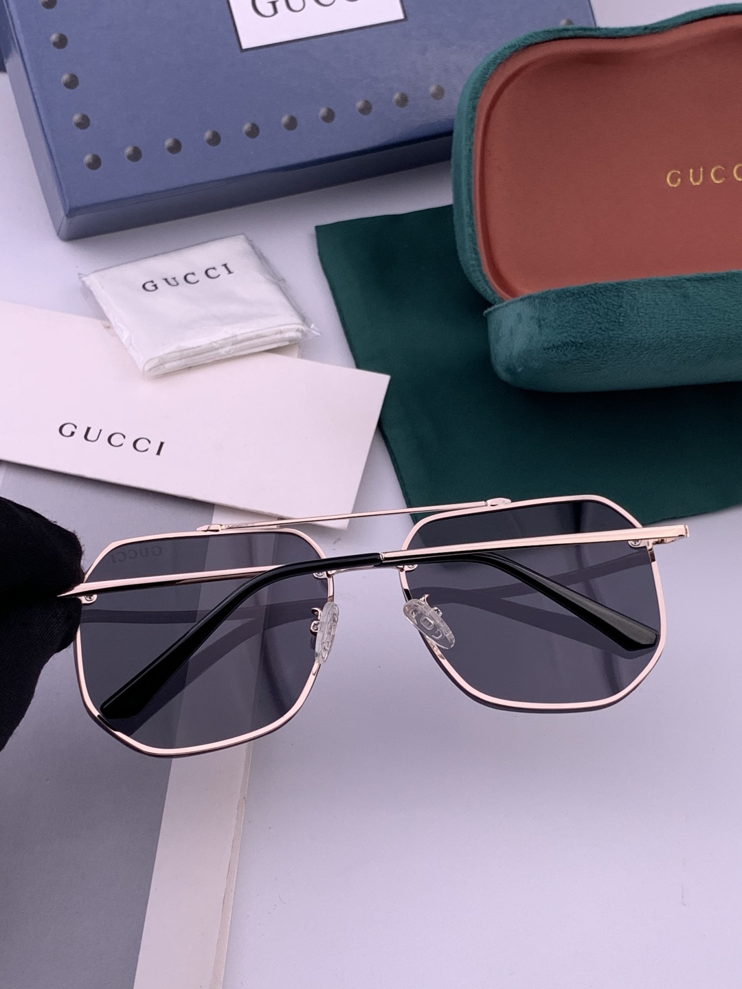 GUCCI 官网同步。 高品质男女款墨镜 👍 进口宝丽来偏光镜片 。蛤蟆镜 开车钓鱼都可 。型号：G03