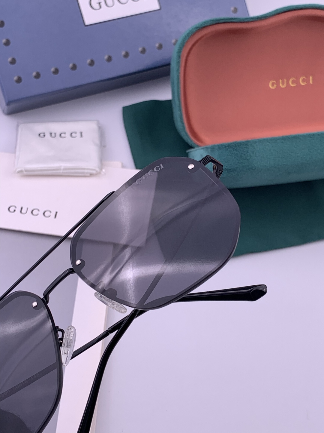 GUCCI 官网同步。 高品质男女款墨镜 👍 进口宝丽来偏光镜片 。蛤蟆镜 开车钓鱼都可 。型号：G03