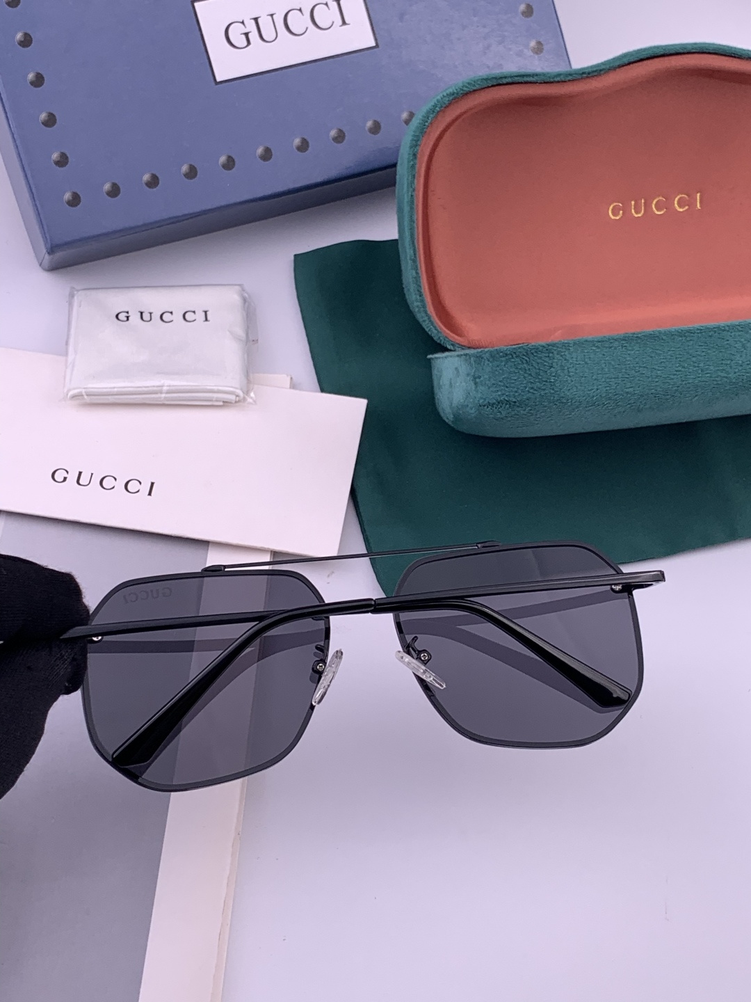 GUCCI 官网同步。 高品质男女款墨镜 👍 进口宝丽来偏光镜片 。蛤蟆镜 开车钓鱼都可 。型号：G03