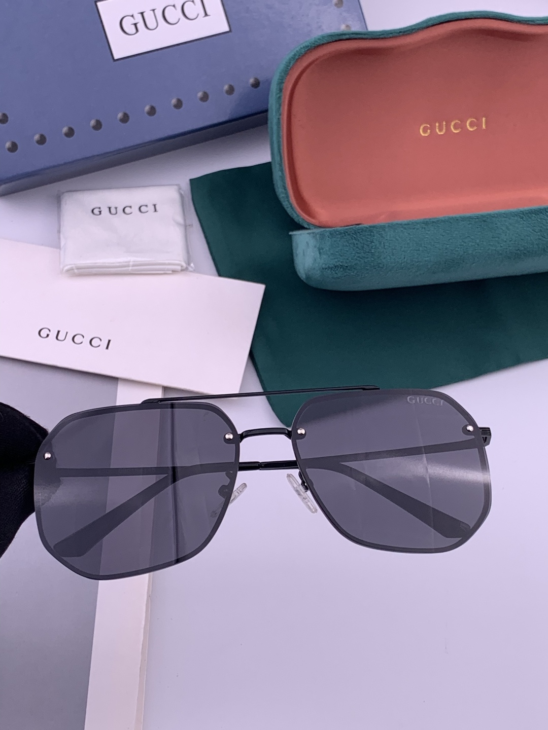 GUCCI 官网同步。 高品质男女款墨镜 👍 进口宝丽来偏光镜片 。蛤蟆镜 开车钓鱼都可 。型号：G03