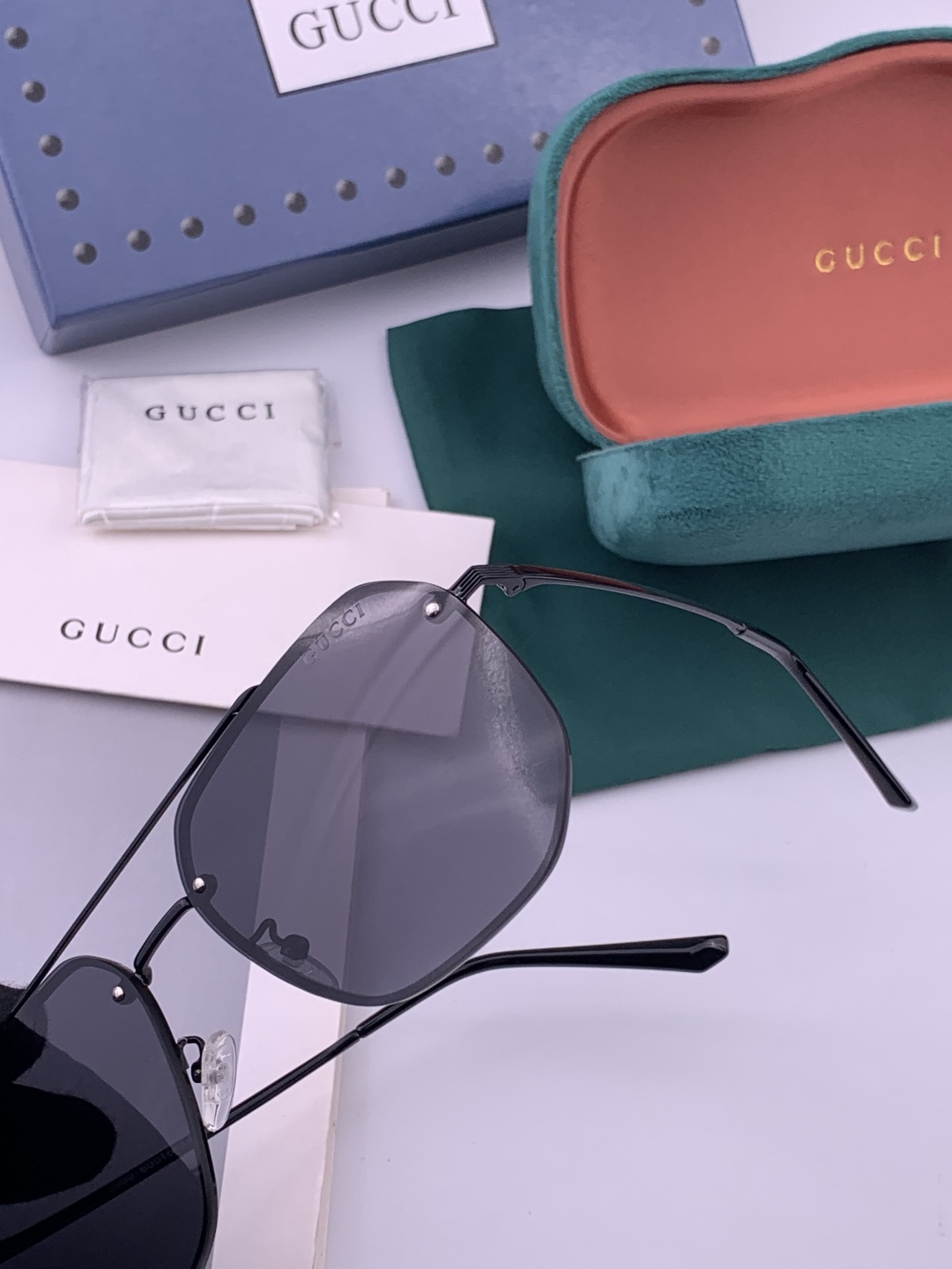 GUCCI 官网同步。 高品质男女款墨镜 👍 进口宝丽来偏光镜片 。蛤蟆镜 开车钓鱼都可 。型号：G03
