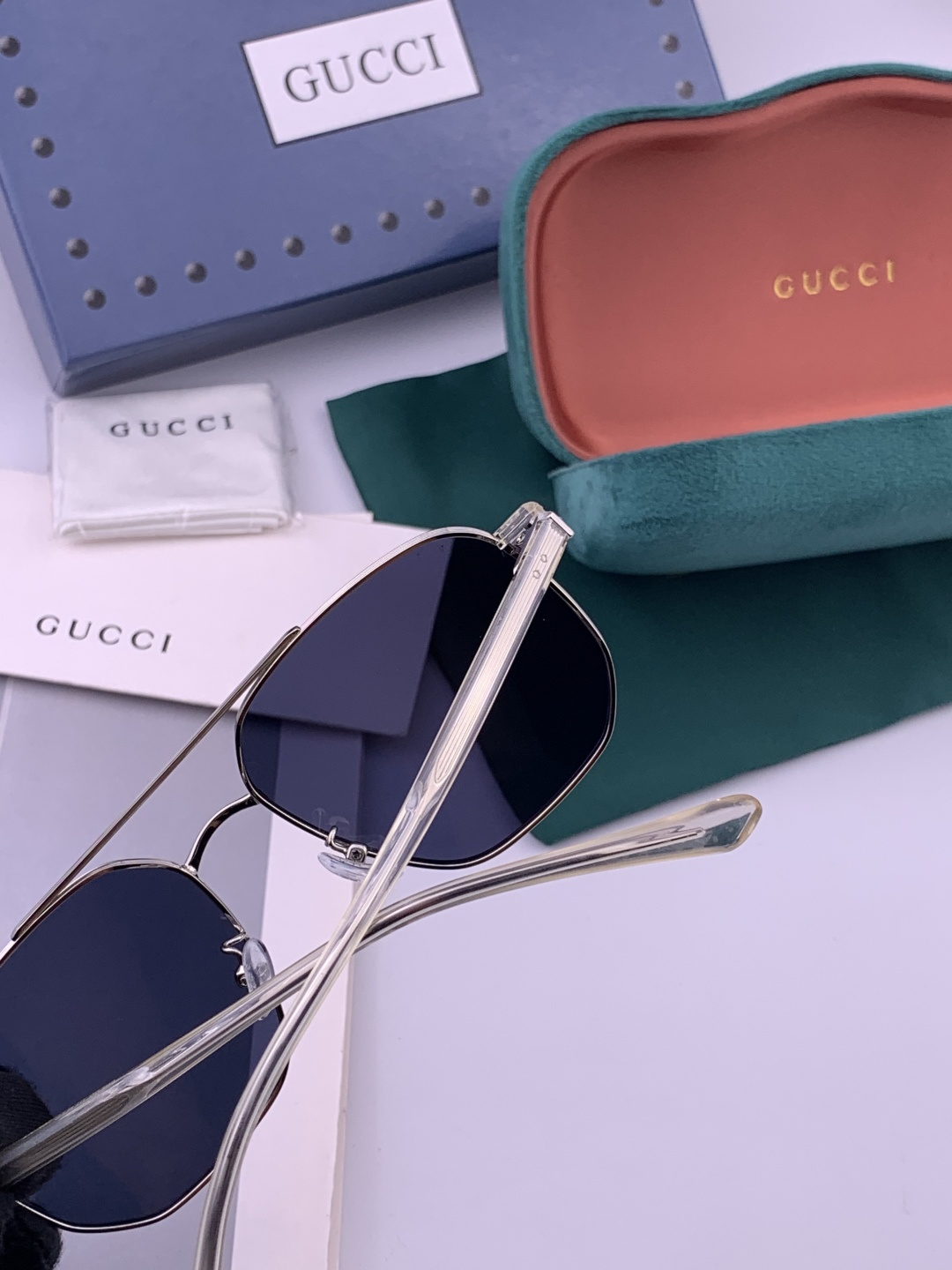 GUCCI 官网同步。 高品质男女款墨镜 👍 进口宝丽来偏光镜片 。蛤蟆镜 开车钓鱼都可 。型号：G33