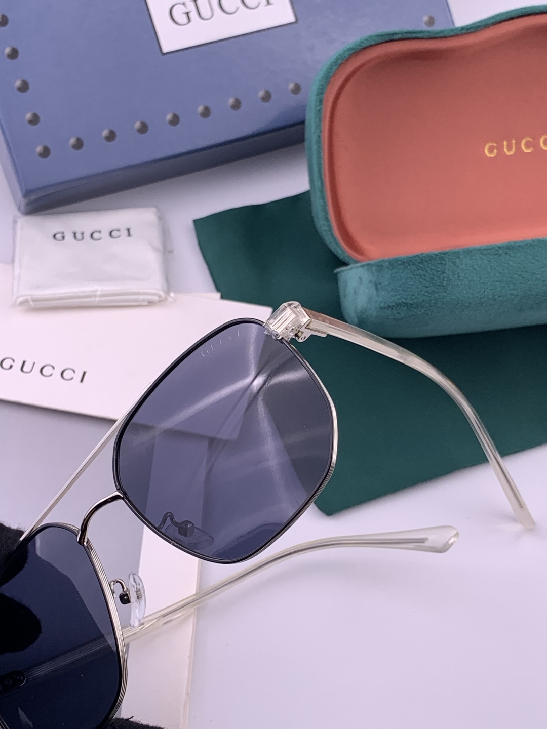 GUCCI 官网同步。 高品质男女款墨镜 👍 进口宝丽来偏光镜片 。蛤蟆镜 开车钓鱼都可 。型号：G33