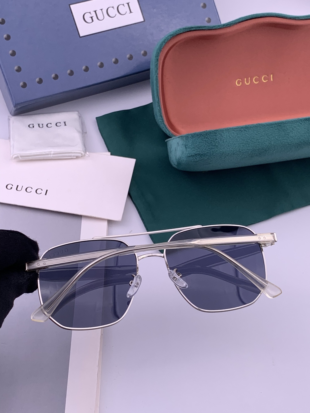 GUCCI 官网同步。 高品质男女款墨镜 👍 进口宝丽来偏光镜片 。蛤蟆镜 开车钓鱼都可 。型号：G33