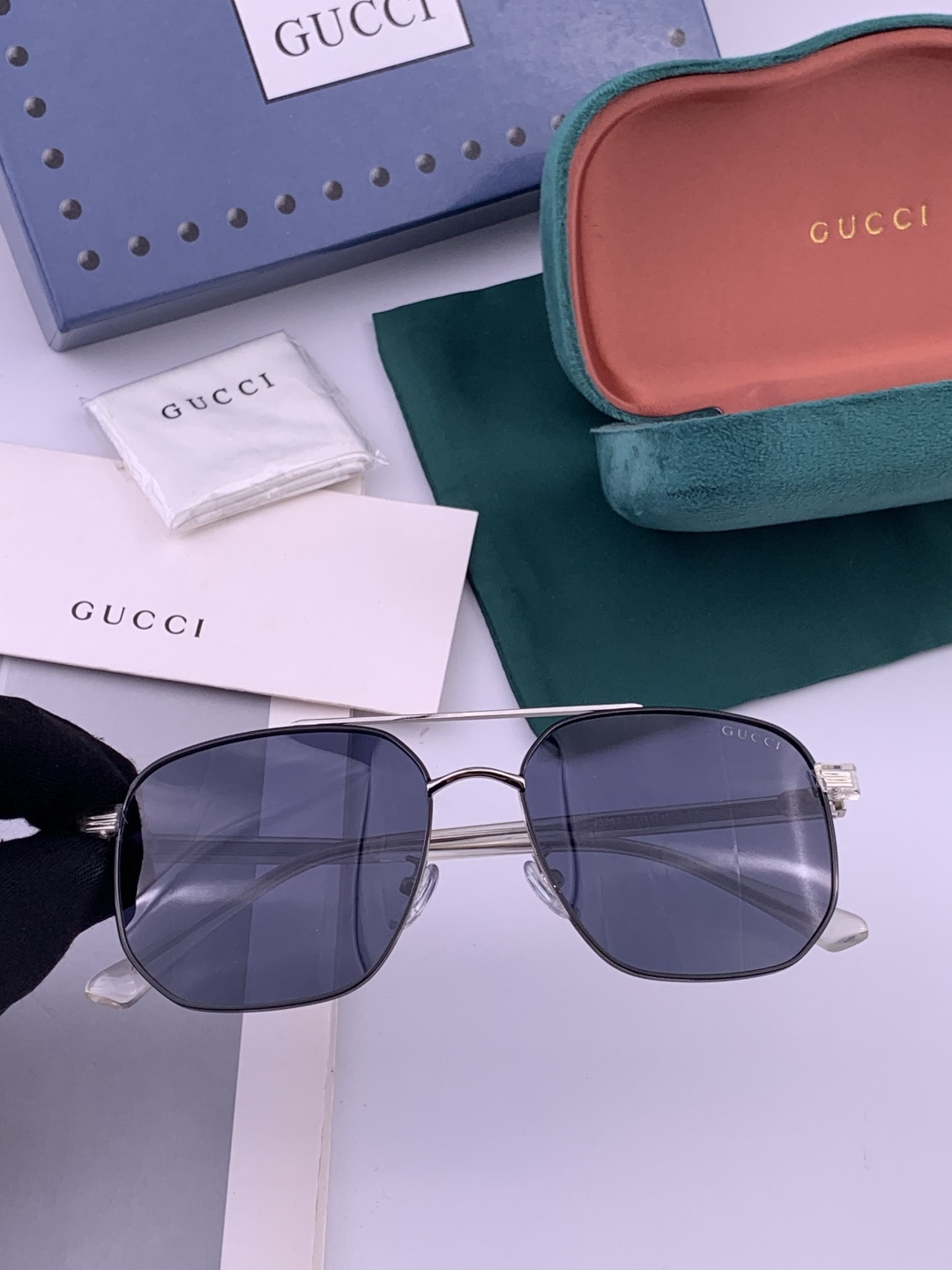 GUCCI 官网同步。 高品质男女款墨镜 👍 进口宝丽来偏光镜片 。蛤蟆镜 开车钓鱼都可 。型号：G33