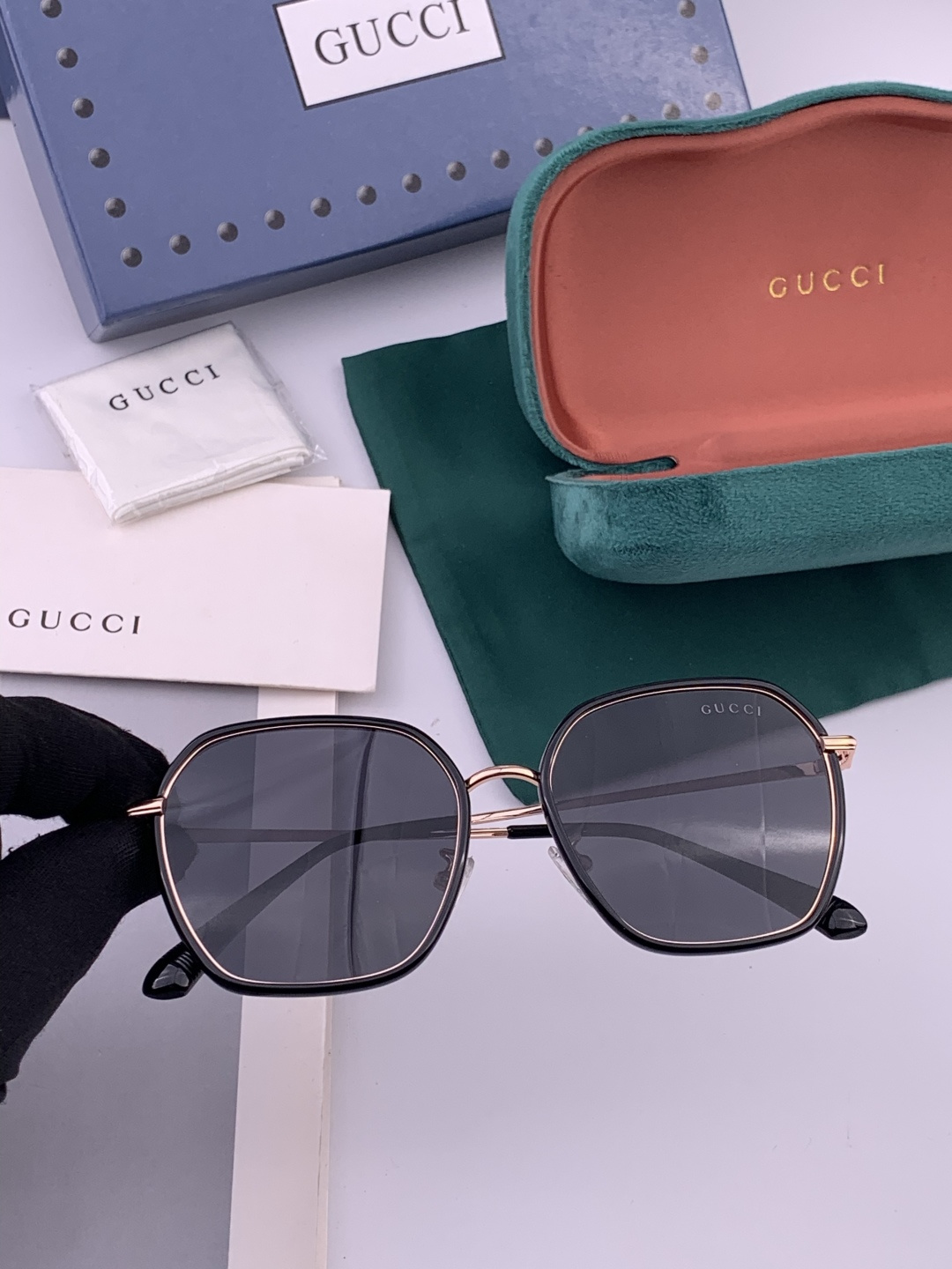 GUCCI 开春新款太阳镜 各路网红纷纷带起气场满分‼️ 俏皮甜美.上脸效果更佳.金属质感超好 型号：G