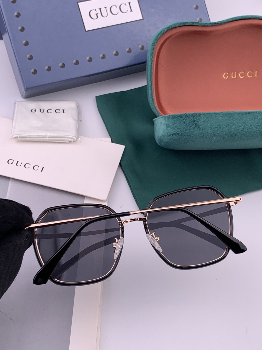 GUCCI 开春新款太阳镜 各路网红纷纷带起气场满分‼️ 俏皮甜美.上脸效果更佳.金属质感超好 型号：G