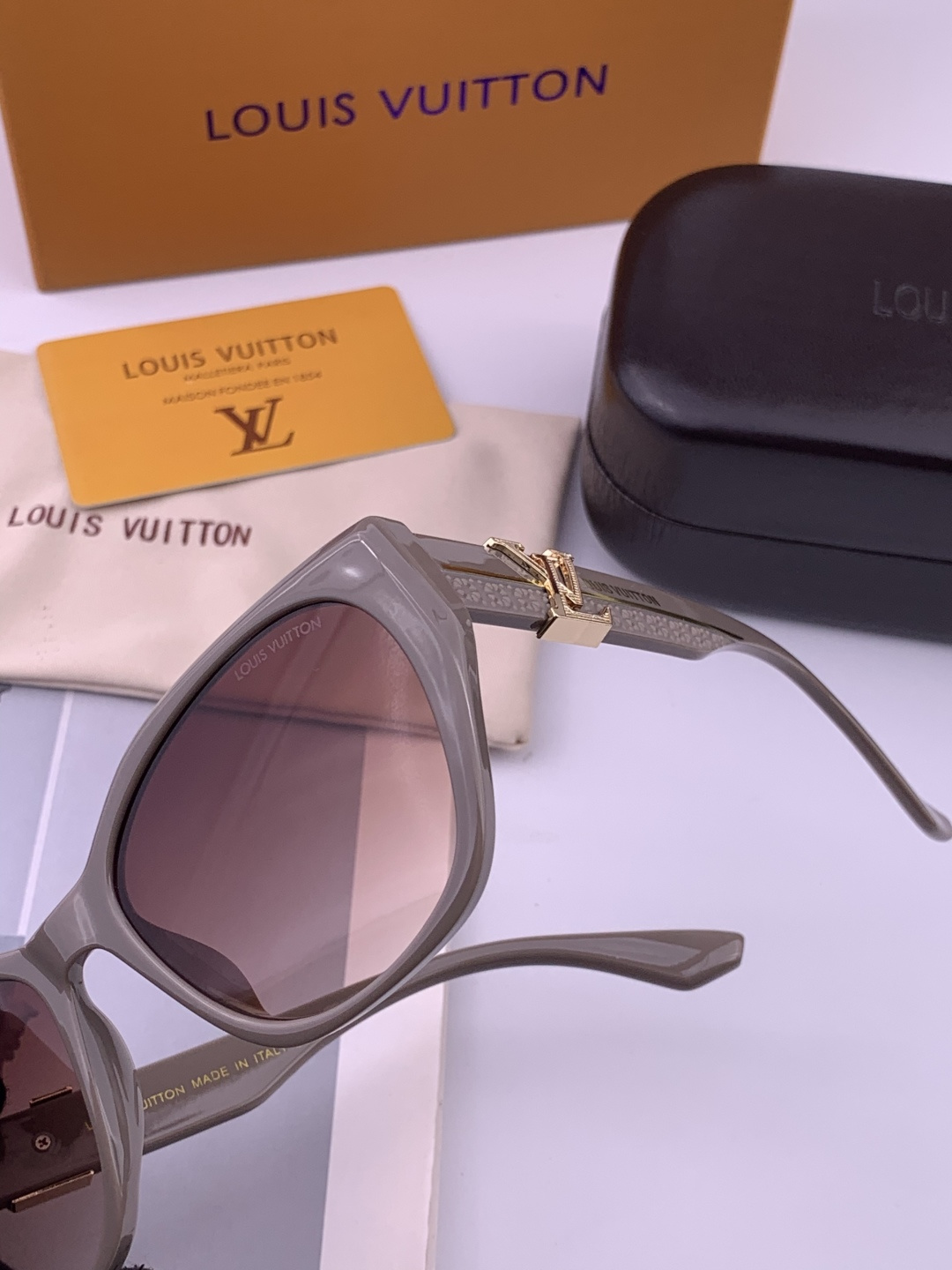 LV 开春新款 潮流爆款 时尚方框太阳镜 高品质 佩戴舒适 网红潮款墨镜 型号L4550