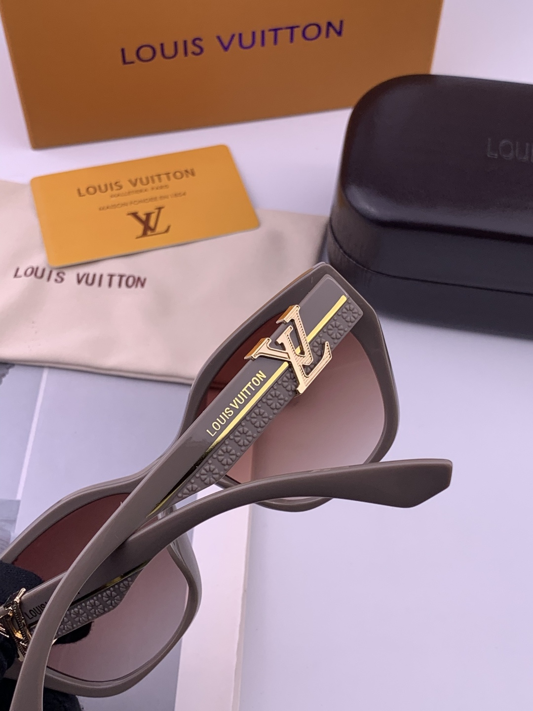 LV 开春新款 潮流爆款 时尚方框太阳镜 高品质 佩戴舒适 网红潮款墨镜 型号L4550