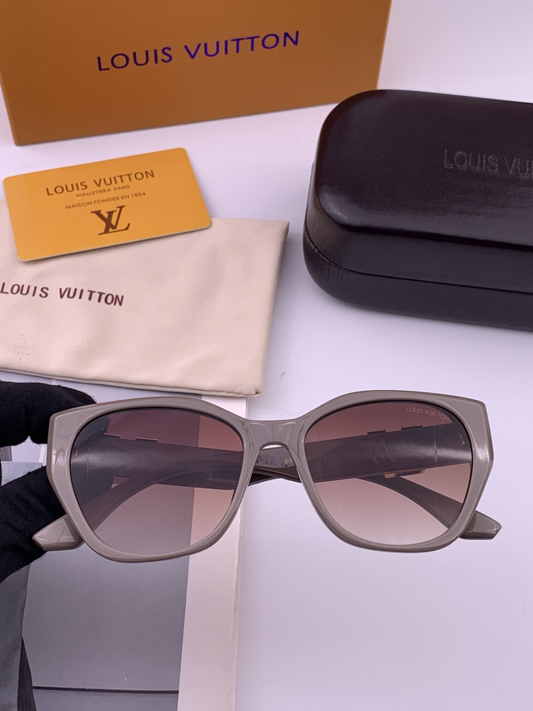 LV 开春新款 潮流爆款 时尚方框太阳镜 高品质 佩戴舒适 网红潮款墨镜 型号L4550