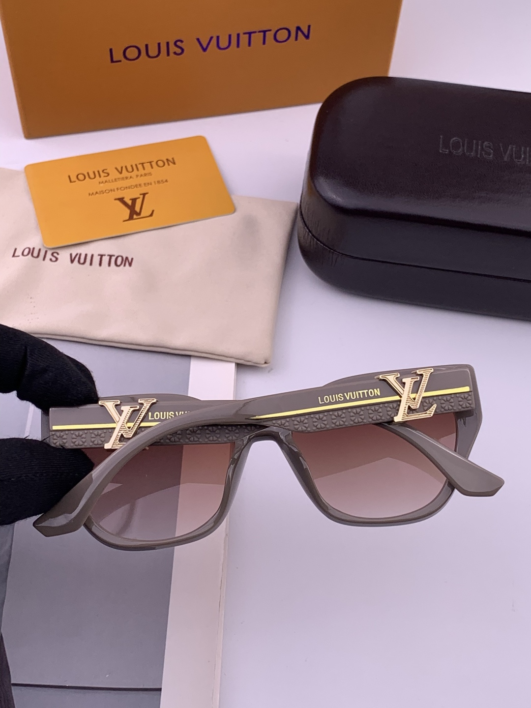 LV 开春新款 潮流爆款 时尚方框太阳镜 高品质 佩戴舒适 网红潮款墨镜 型号L4550