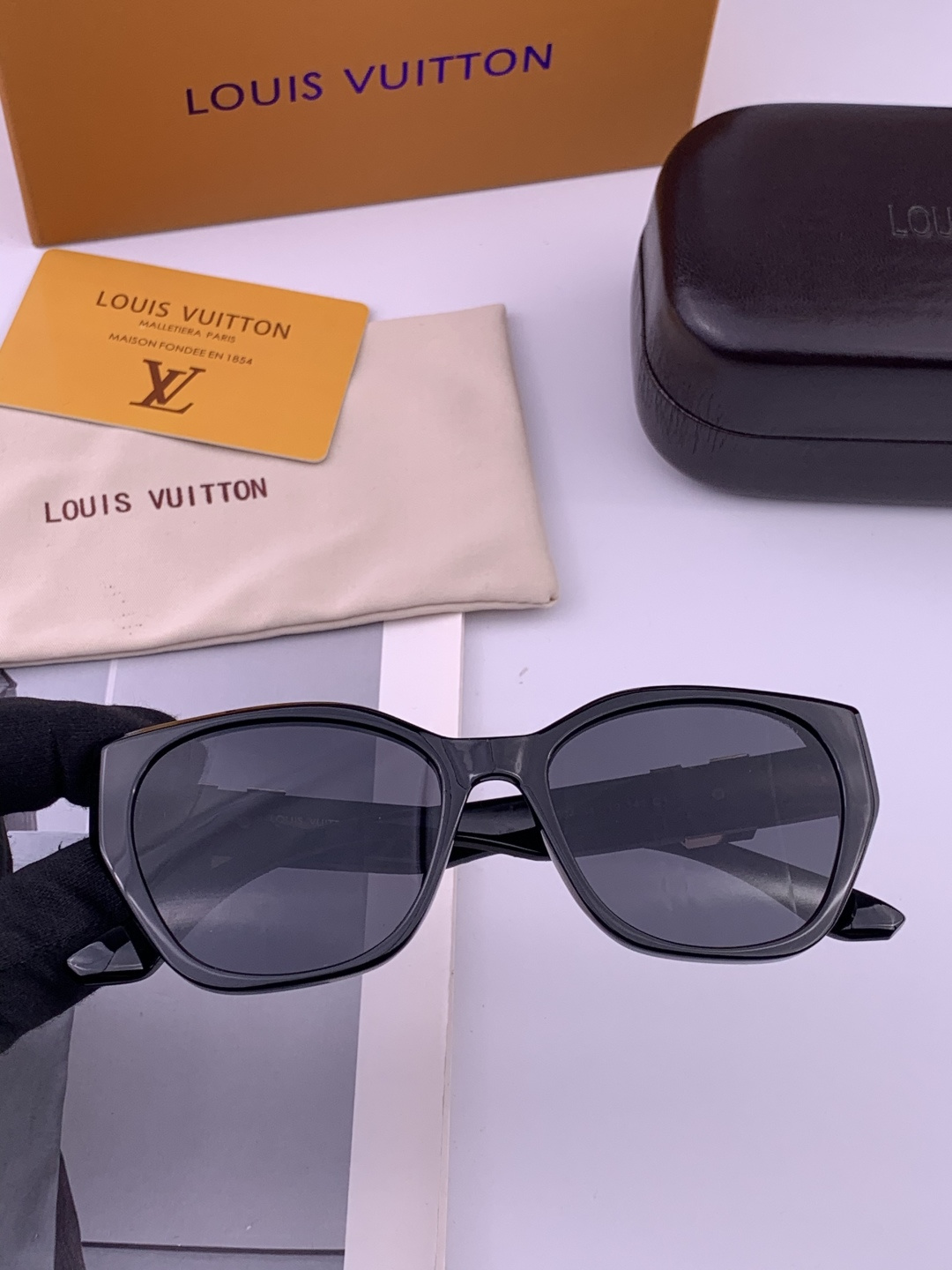 LV 开春新款 潮流爆款 时尚方框太阳镜 高品质 佩戴舒适 网红潮款墨镜 型号L4550
