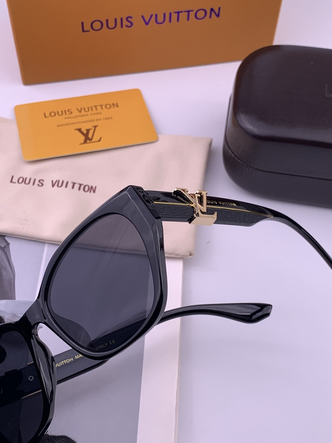 LV 开春新款 潮流爆款 时尚方框太阳镜 高品质 佩戴舒适 网红潮款墨镜 型号L4550