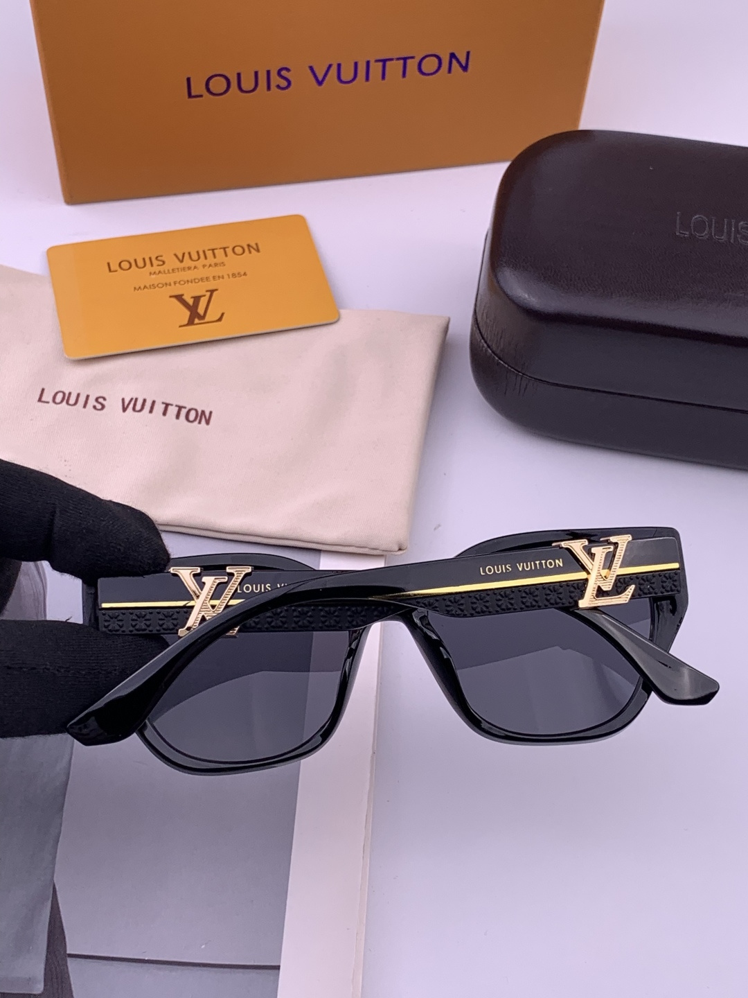 LV 开春新款 潮流爆款 时尚方框太阳镜 高品质 佩戴舒适 网红潮款墨镜 型号L4550