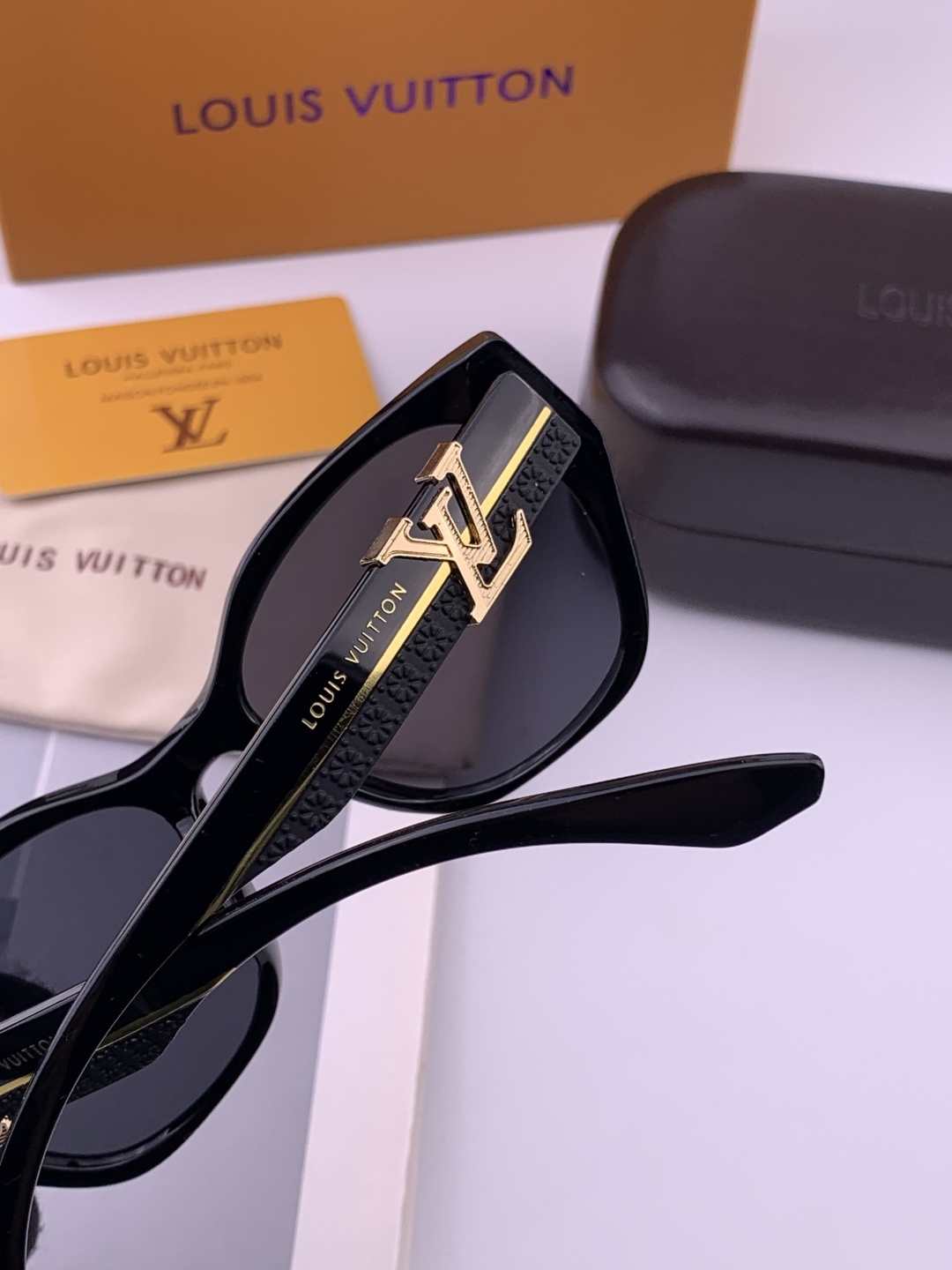 LV 开春新款 潮流爆款 时尚方框太阳镜 高品质 佩戴舒适 网红潮款墨镜 型号L4550