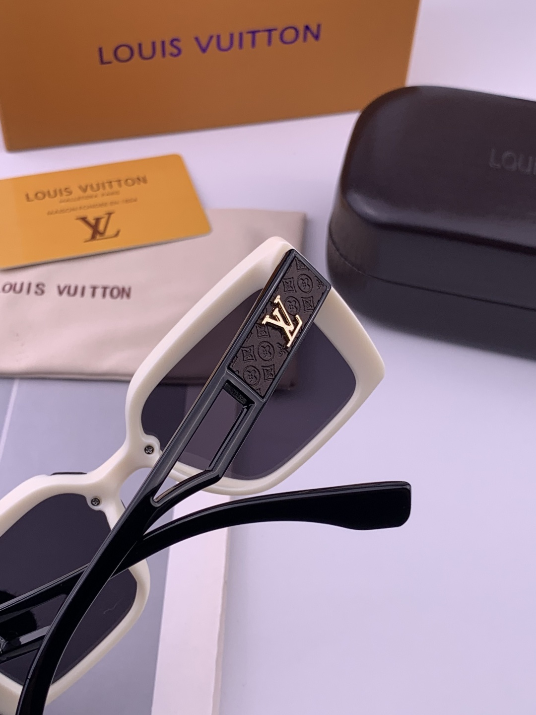 LV 开春新款 潮流爆款 时尚方框太阳镜 高品质 佩戴舒适 网红潮款墨镜 型号L4310