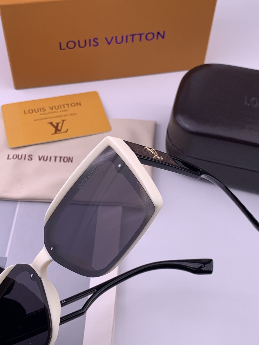 LV 开春新款 潮流爆款 时尚方框太阳镜 高品质 佩戴舒适 网红潮款墨镜 型号L4310