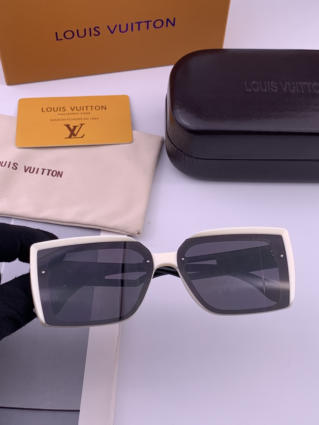 LV 开春新款 潮流爆款 时尚方框太阳镜 高品质 佩戴舒适 网红潮款墨镜 型号L4310