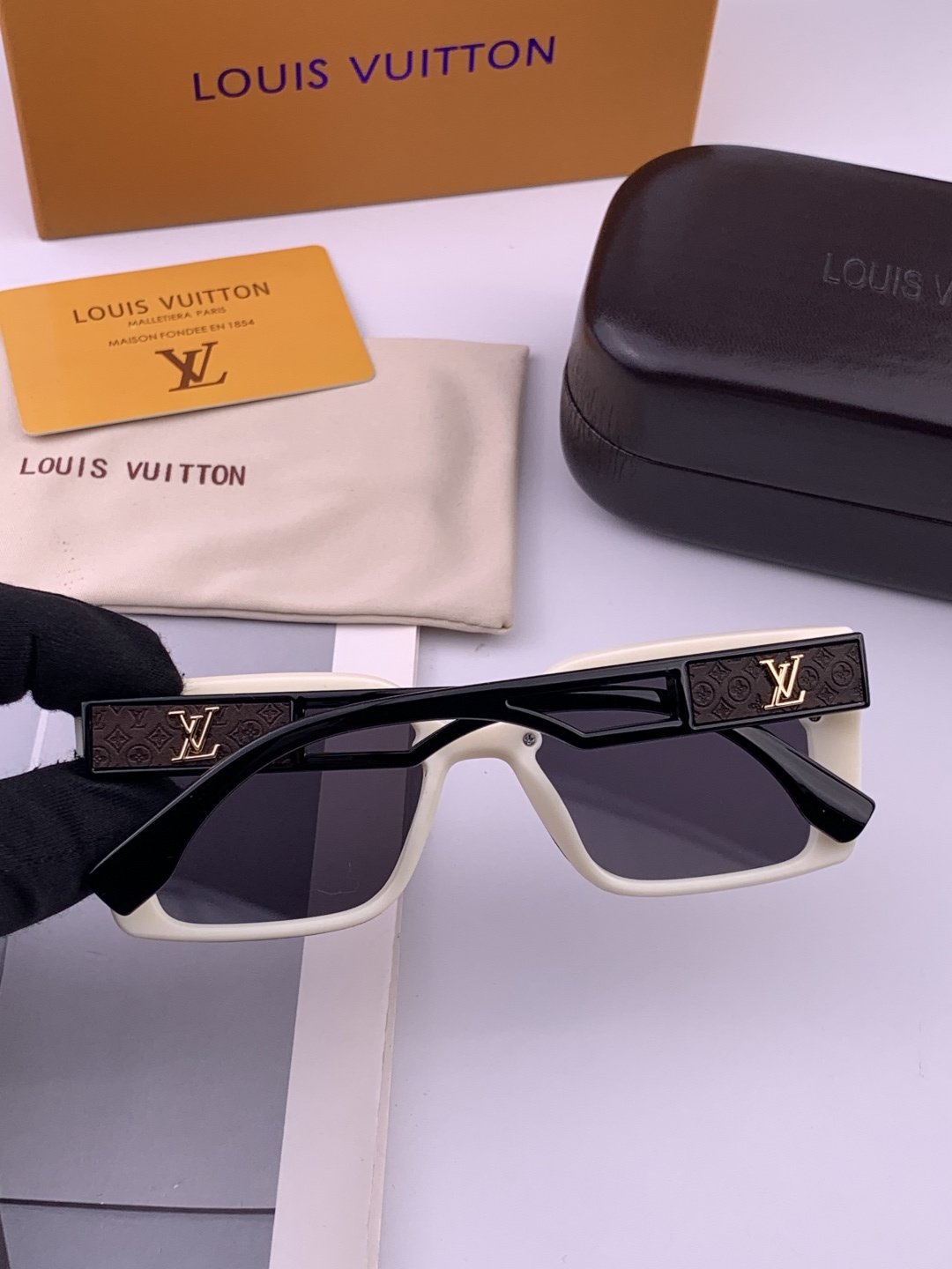 LV 开春新款 潮流爆款 时尚方框太阳镜 高品质 佩戴舒适 网红潮款墨镜 型号L4310