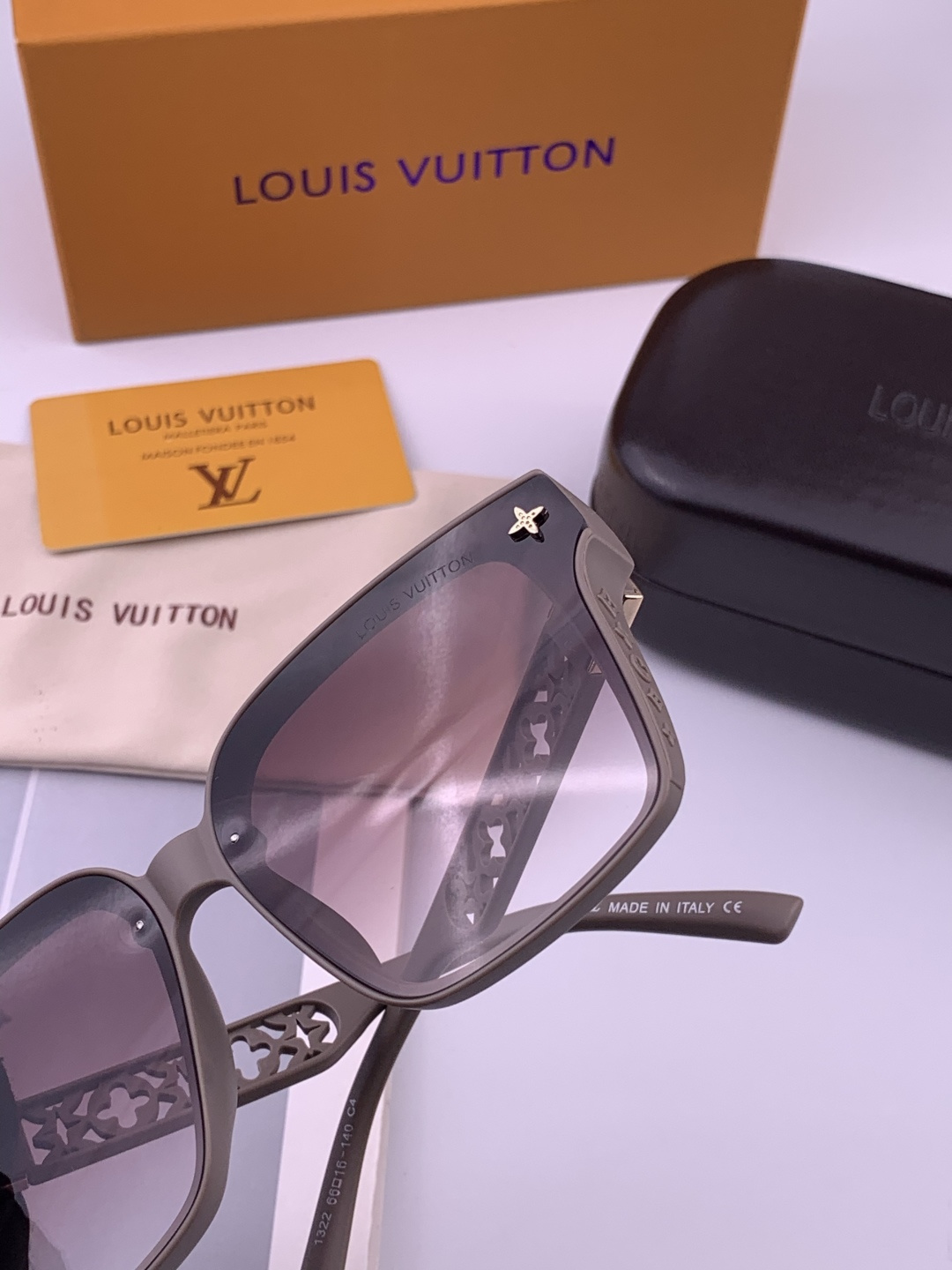 LV 新款女士方框太阳眼镜 开车墨镜 新款太阳镜 时尚大方 舒适轻盈 精致奢华 超轻 型号：L2132
