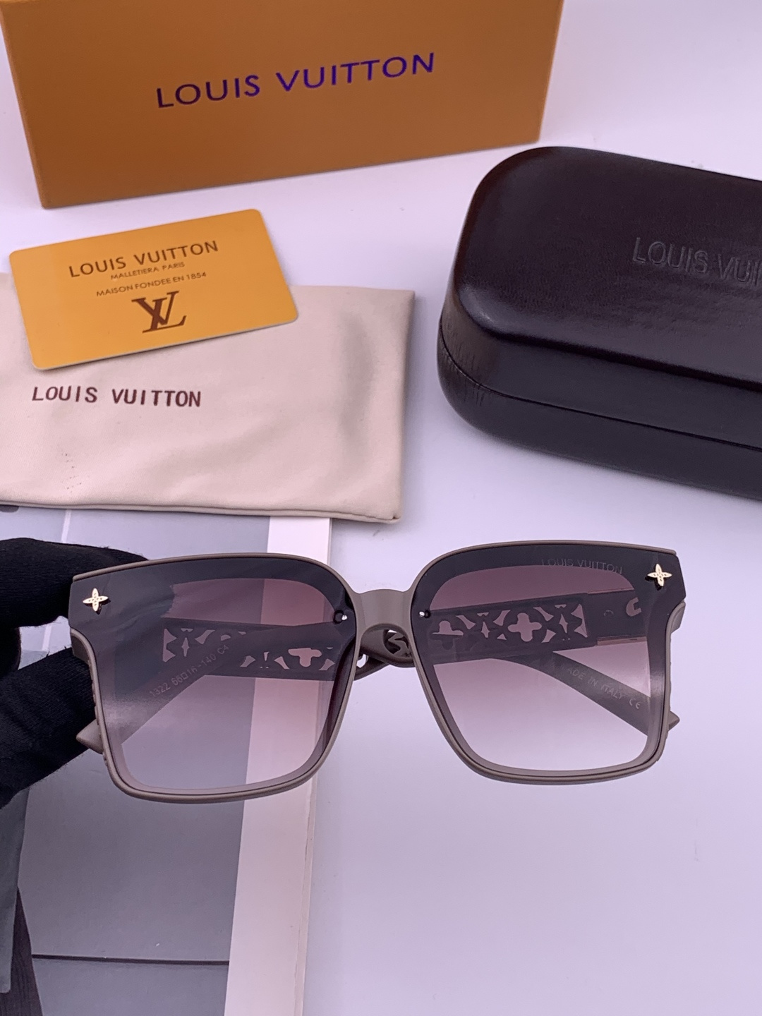 LV 新款女士方框太阳眼镜 开车墨镜 新款太阳镜 时尚大方 舒适轻盈 精致奢华 超轻 型号：L2132