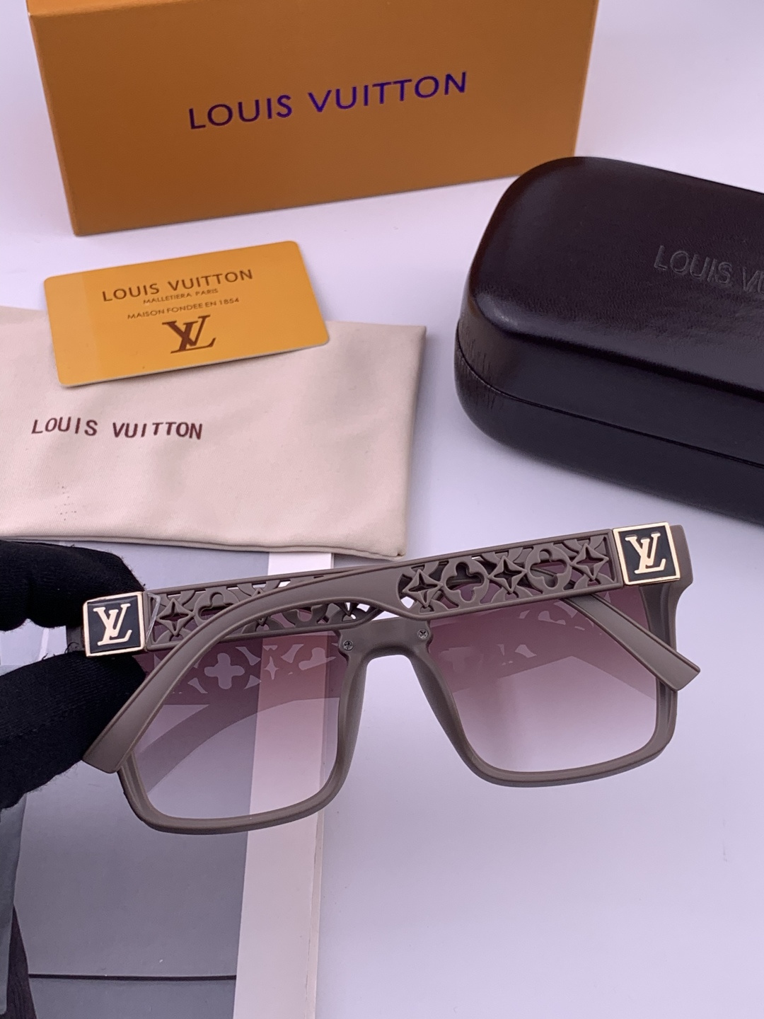 LV 新款女士方框太阳眼镜 开车墨镜 新款太阳镜 时尚大方 舒适轻盈 精致奢华 超轻 型号：L2132