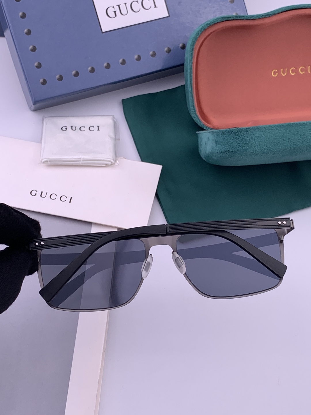GUCCI 男款炫彩飞行员偏光太阳镜 ❤️材质：高清尼龙加厚卡槽高清偏光镜片 🌹无边框镜架💕颜👍型号：G