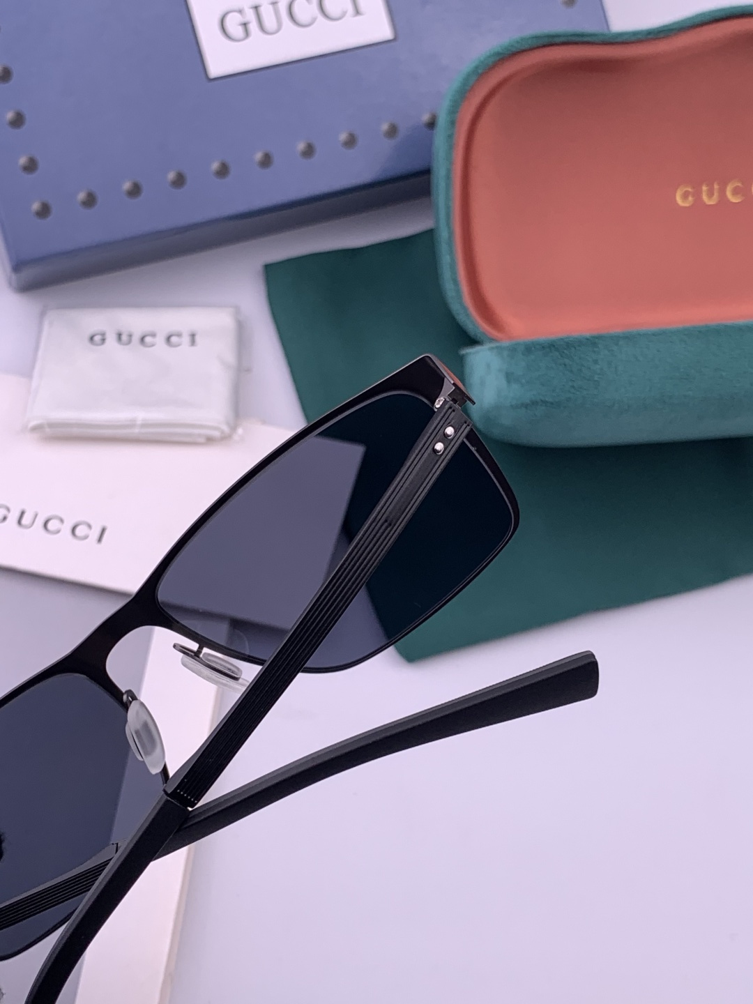 GUCCI 男款炫彩飞行员偏光太阳镜 ❤️材质：高清尼龙加厚卡槽高清偏光镜片 🌹无边框镜架💕颜👍型号：G