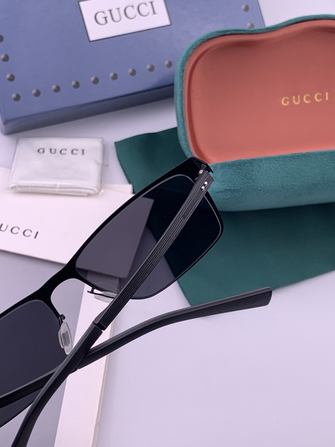 GUCCI 男款炫彩飞行员偏光太阳镜 ❤️材质：高清尼龙加厚卡槽高清偏光镜片 🌹无边框镜架💕颜👍型号：G