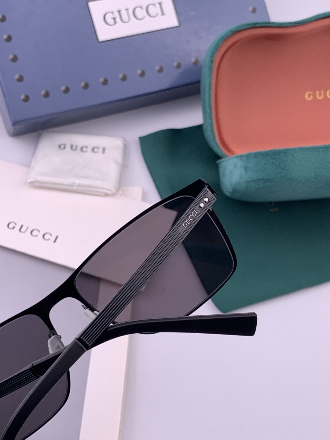 GUCCI 男款炫彩飞行员偏光太阳镜 ❤️材质：高清尼龙加厚卡槽高清偏光镜片 🌹无边框镜架💕颜👍型号：G