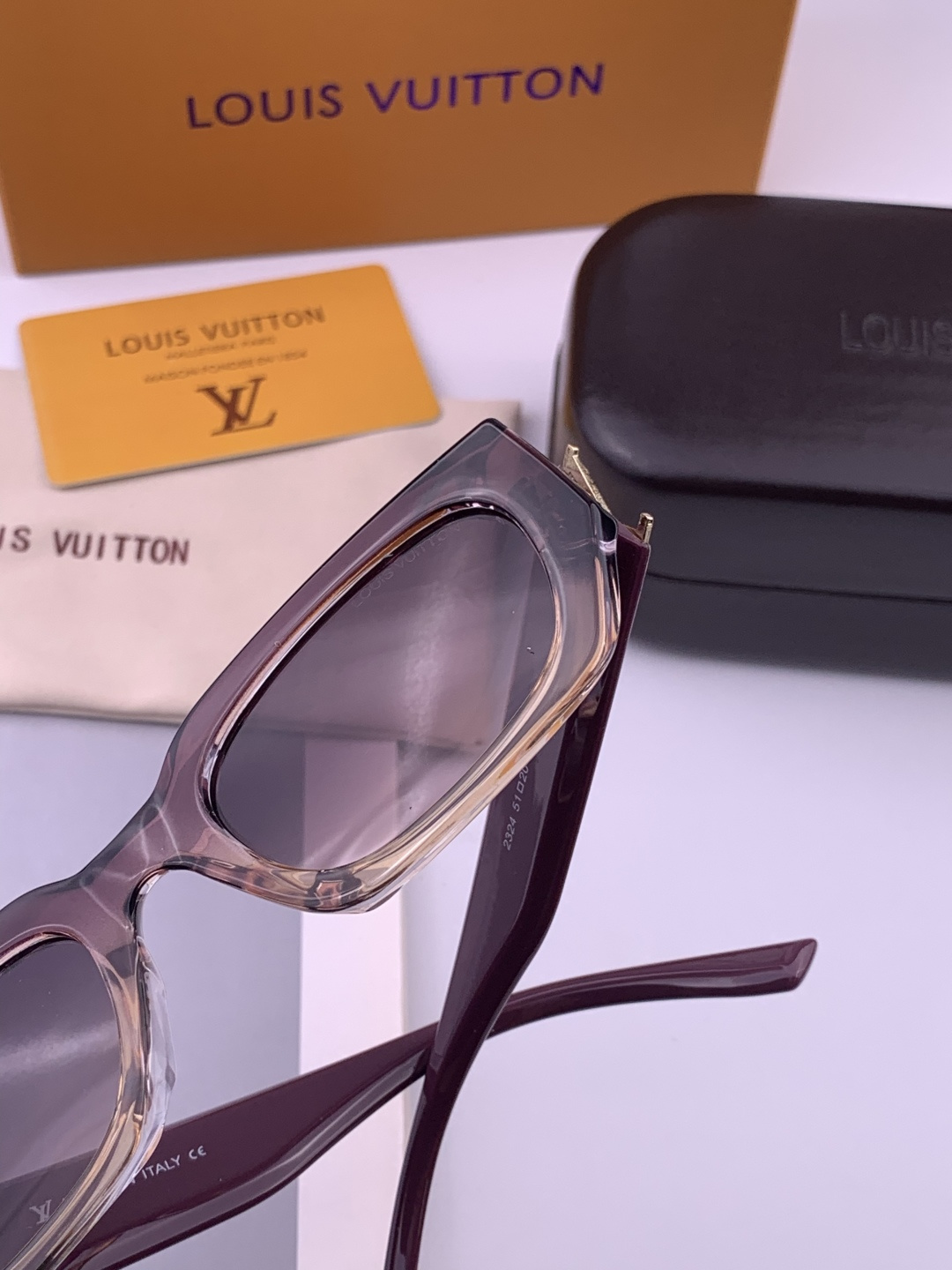 LV 开春新款 潮流爆款 时尚方框太阳镜 高品质 佩戴舒适 网红潮款墨镜 型号L4232