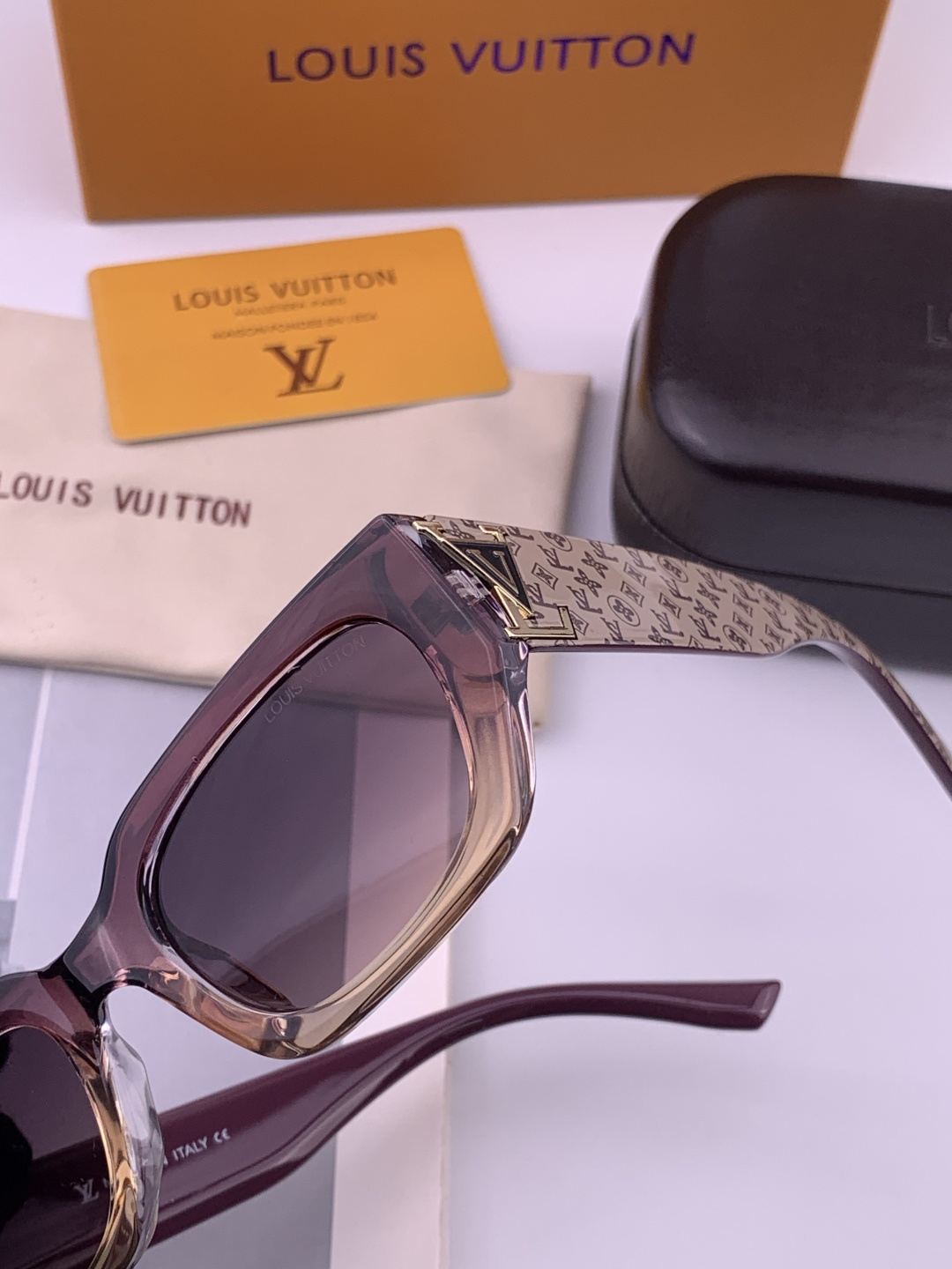 LV 开春新款 潮流爆款 时尚方框太阳镜 高品质 佩戴舒适 网红潮款墨镜 型号L4232