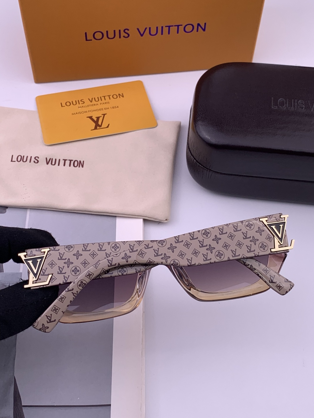 LV 开春新款 潮流爆款 时尚方框太阳镜 高品质 佩戴舒适 网红潮款墨镜 型号L4232