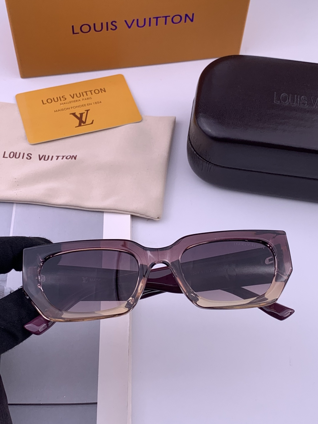 LV 开春新款 潮流爆款 时尚方框太阳镜 高品质 佩戴舒适 网红潮款墨镜 型号L4232