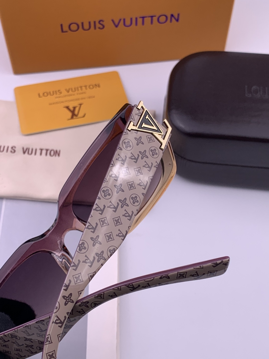 LV 开春新款 潮流爆款 时尚方框太阳镜 高品质 佩戴舒适 网红潮款墨镜 型号L4232