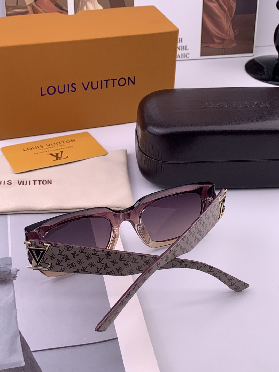 LV 开春新款 潮流爆款 时尚方框太阳镜 高品质 佩戴舒适 网红潮款墨镜 型号L4232