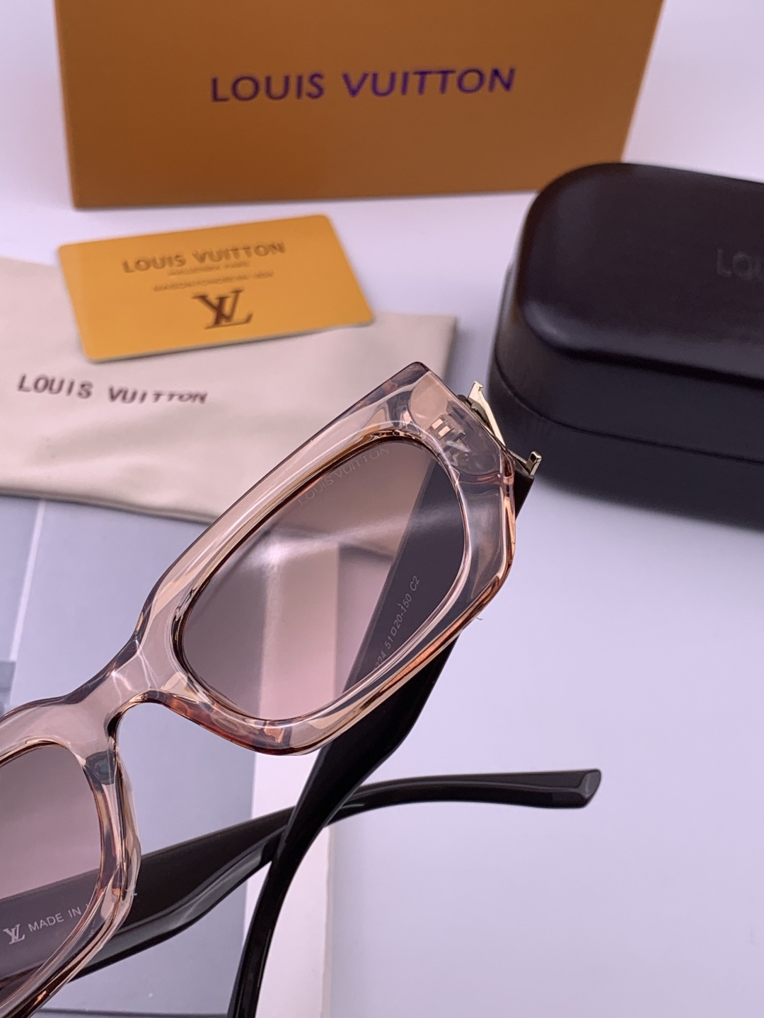 LV 开春新款 潮流爆款 时尚方框太阳镜 高品质 佩戴舒适 网红潮款墨镜 型号L4232