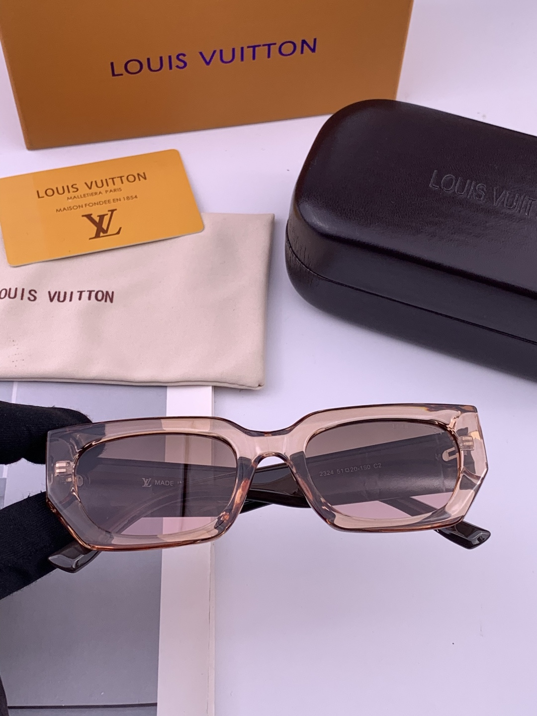 LV 开春新款 潮流爆款 时尚方框太阳镜 高品质 佩戴舒适 网红潮款墨镜 型号L4232